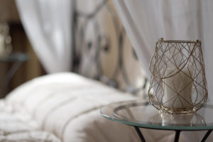 immagine letto e comodino d'epoca