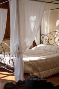 immagine letto matrimoniale villa