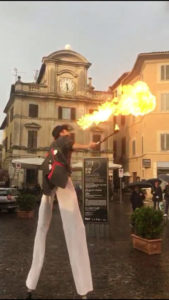 immagine trampoliere sputa fuoco